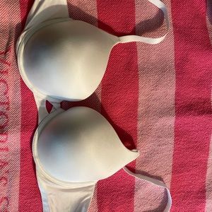 Victoria’s Secret bra in great condition! 32DD